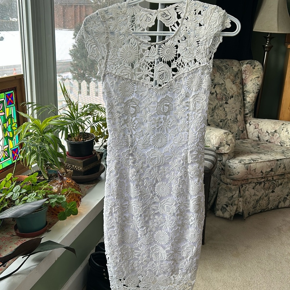 322 X Small NWOT
White cotton lace dress